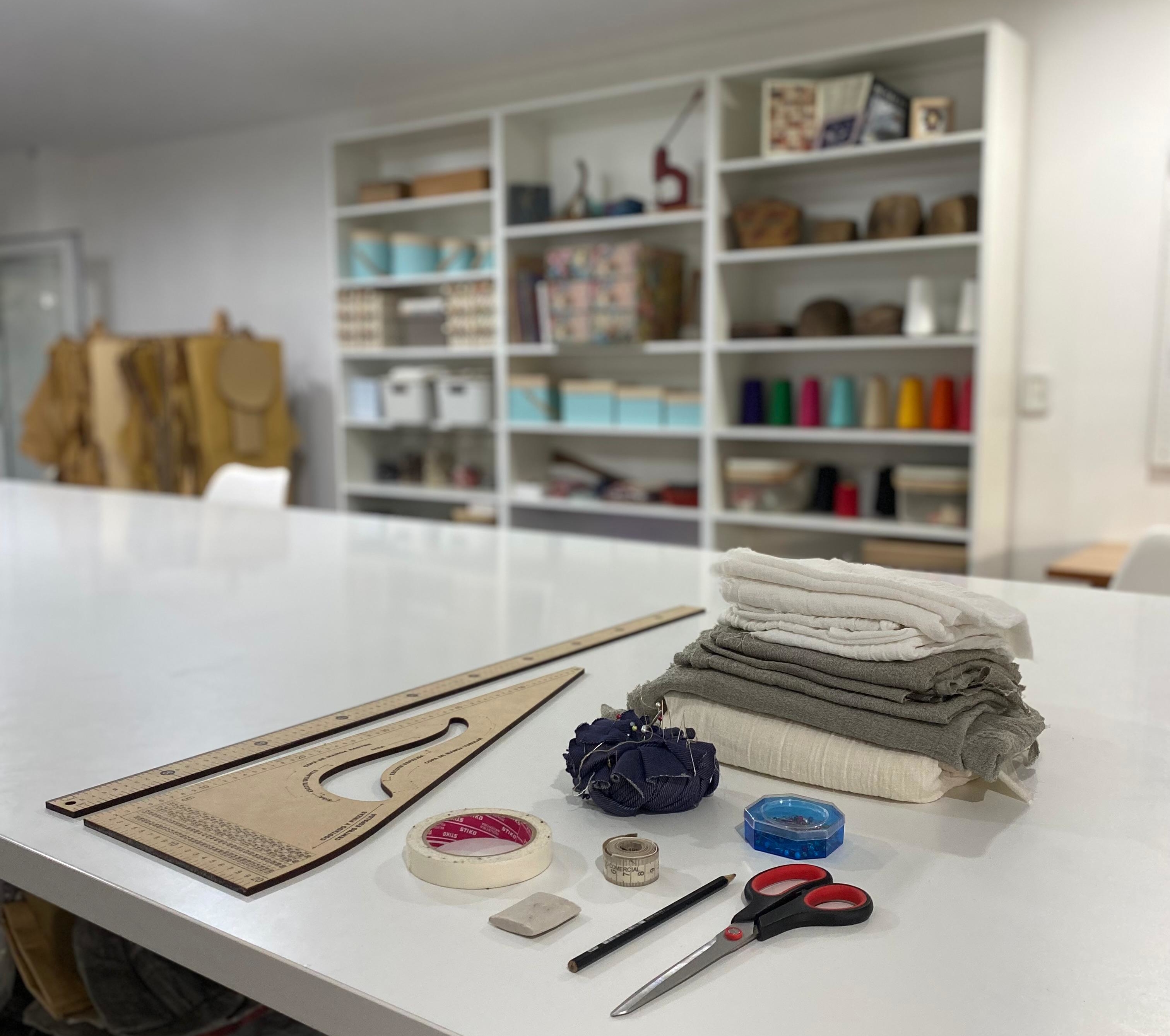 Cómo es el taller de costura que la rompe con sus prendas de diseño sustentable y se enseña en Funes